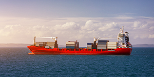 Logistica e trasporto della nave da carico container internazionale nel mare.Ship da carico container internazionale nell'oceano, trasporto merci, spedizione, nave nautica.